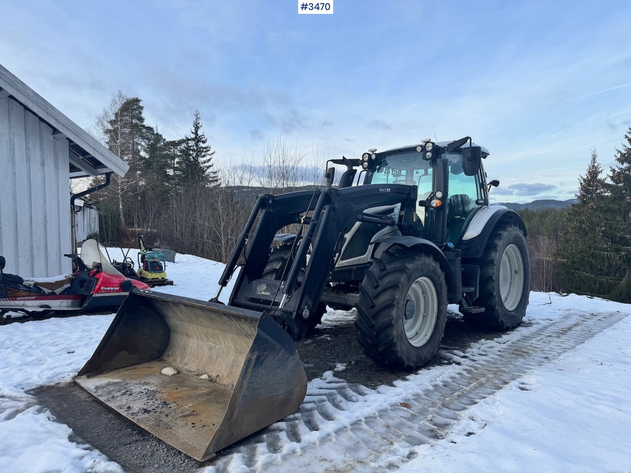 2019 Valtra N134 w/ Front loader and bucket. 900 hours! - Tracteur agricole: photos 1 2019 Valtra N134 w/ Front loader and bucket. 900 hours! - Tracteur agricole: photos 1