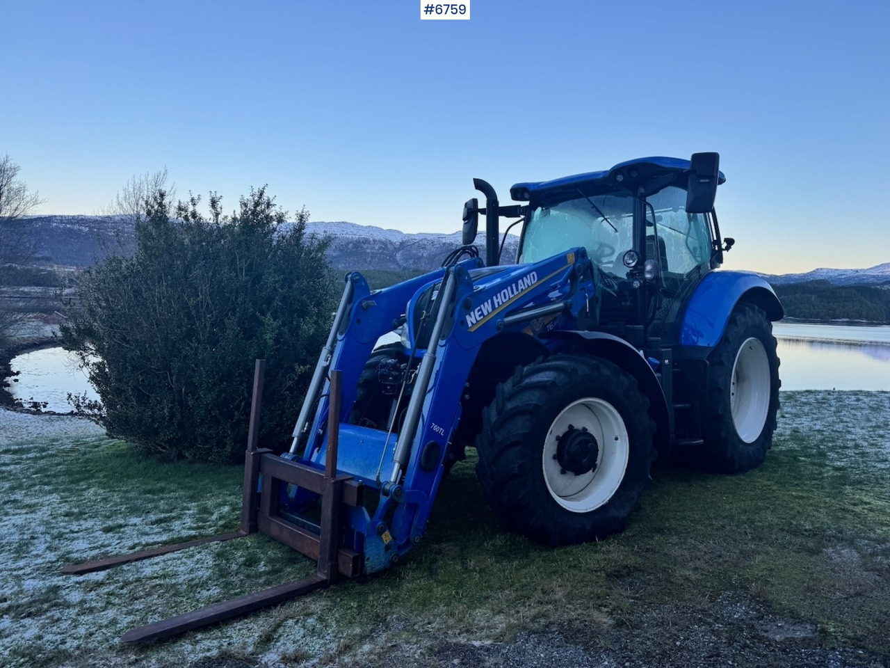 2021 New Holland T6.180 w/ Front loader, 2 sets of tires and Front hydraulics. 2100 hours. - Tracteur agricole: photos 1 2021 New Holland T6.180 w/ Front loader, 2 sets of tires and Front hydraulics. 2100 hours. - Tracteur agricole: photos 1