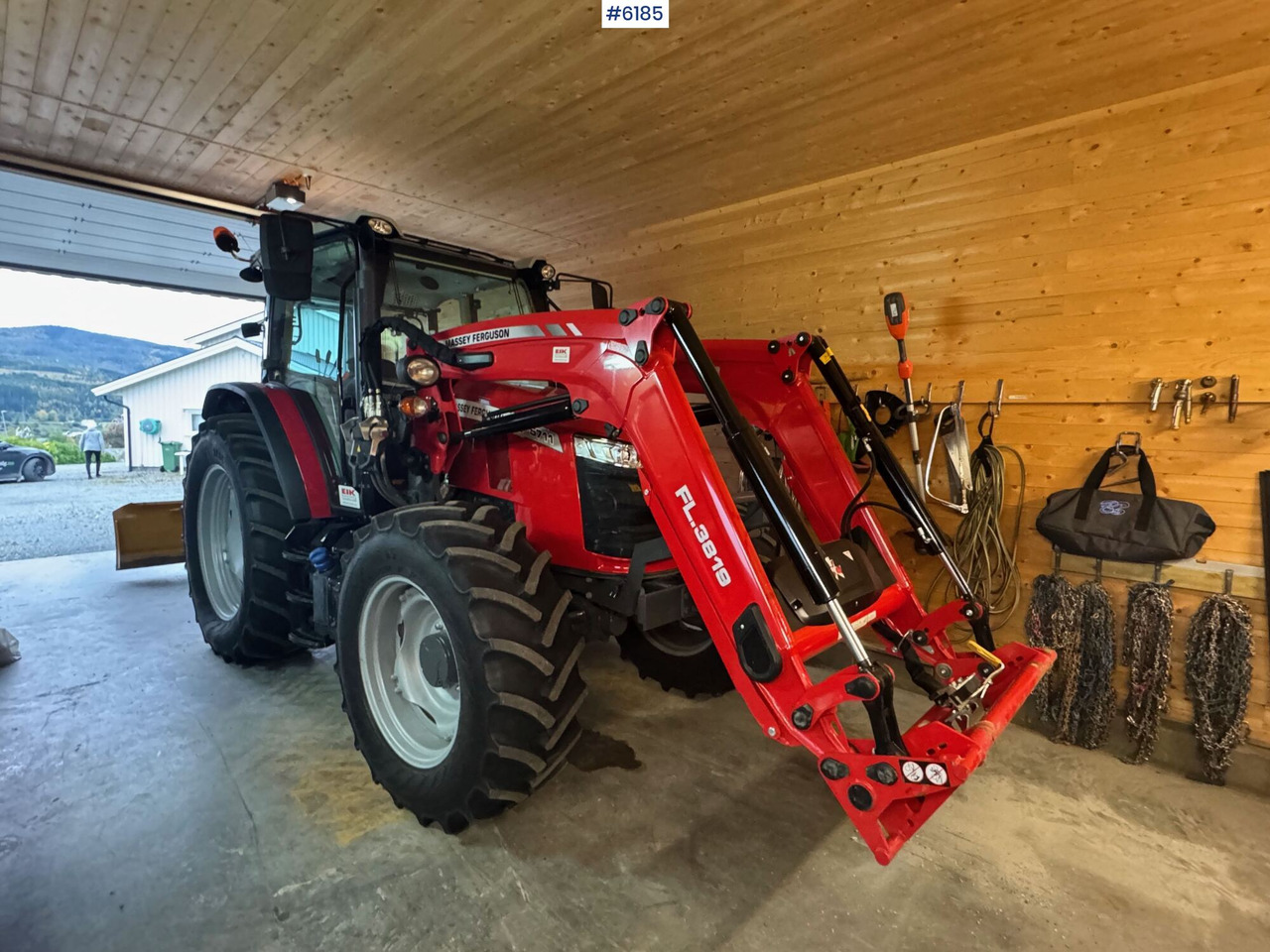 2023 Massey Ferguson 5711M Dyna w/ loader with 3rd function. Only 115 hours! - Tracteur agricole: photos 1 2023 Massey Ferguson 5711M Dyna w/ loader with 3rd function. Only 115 hours! - Tracteur agricole: photos 1