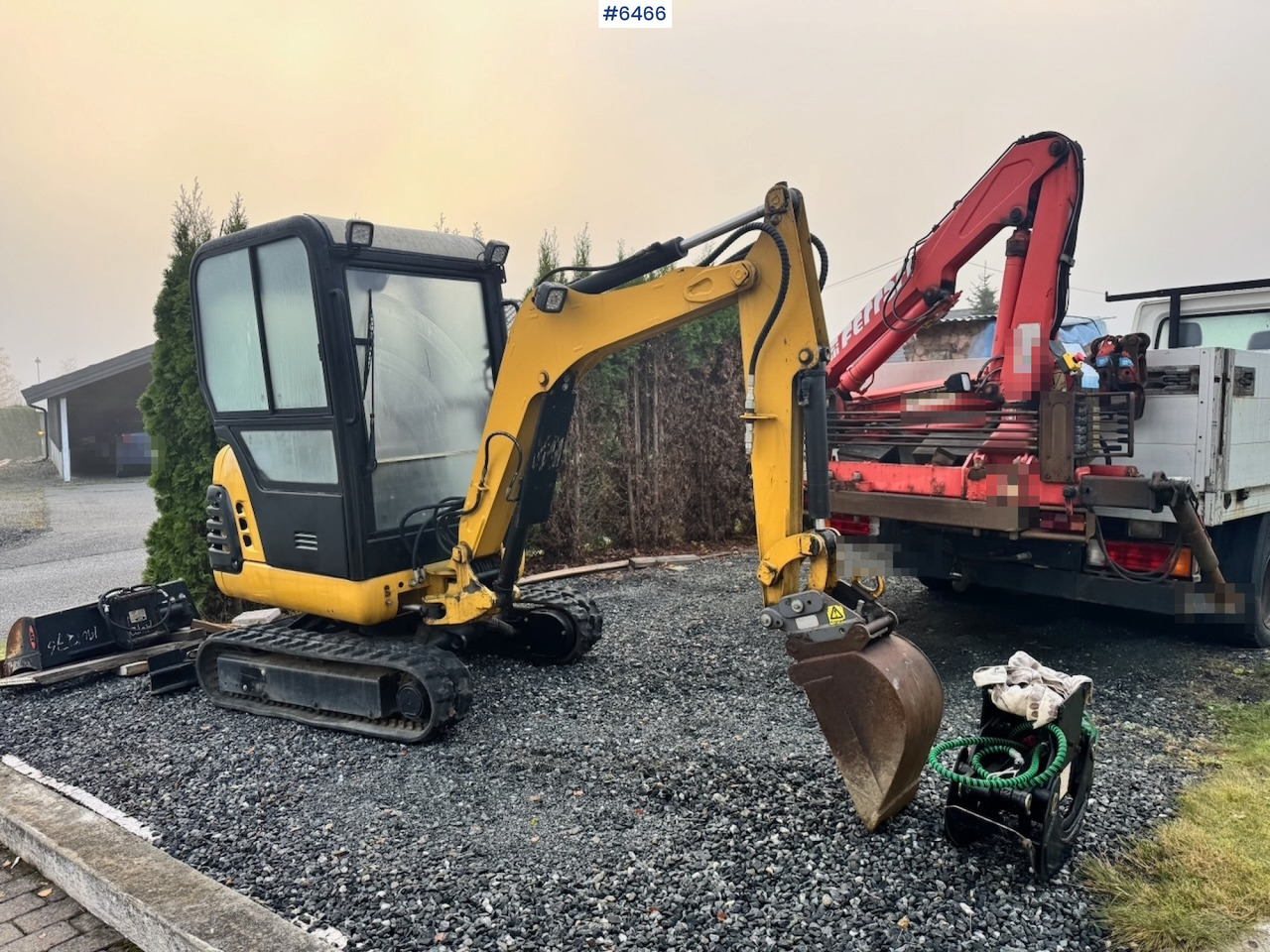 Approx. 2004 CAT 301.8 Mini excavator w/ 4 buckets and grapple. - Pelle: photos 1 Approx. 2004 CAT 301.8 Mini excavator w/ 4 buckets and grapple. - Pelle: photos 1