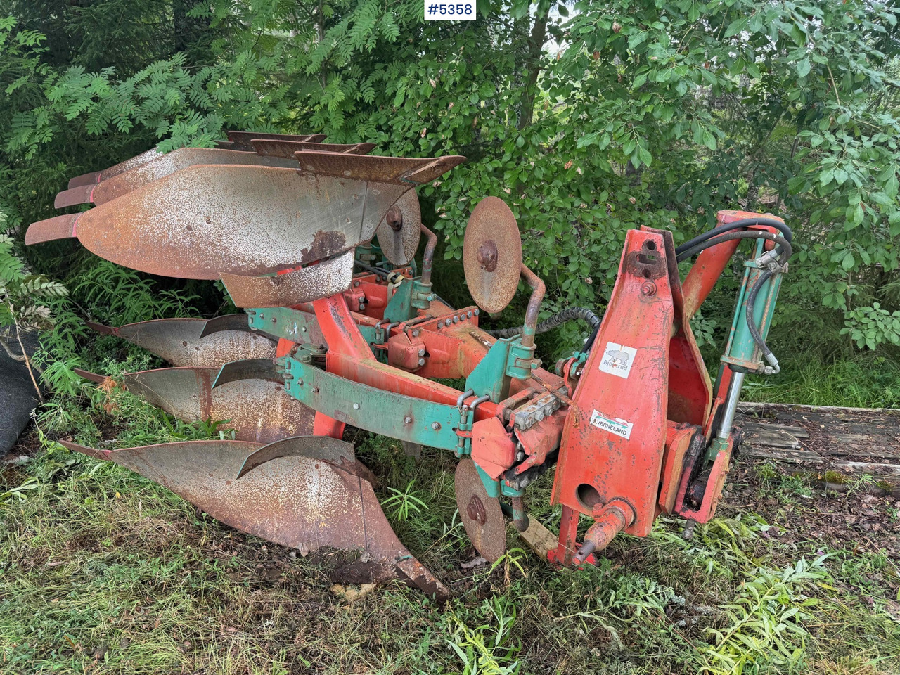 Kverneland 3 furrow reversible plough - Outils du sol: photos 4 Kverneland 3 furrow reversible plough - Outils du sol: photos 4