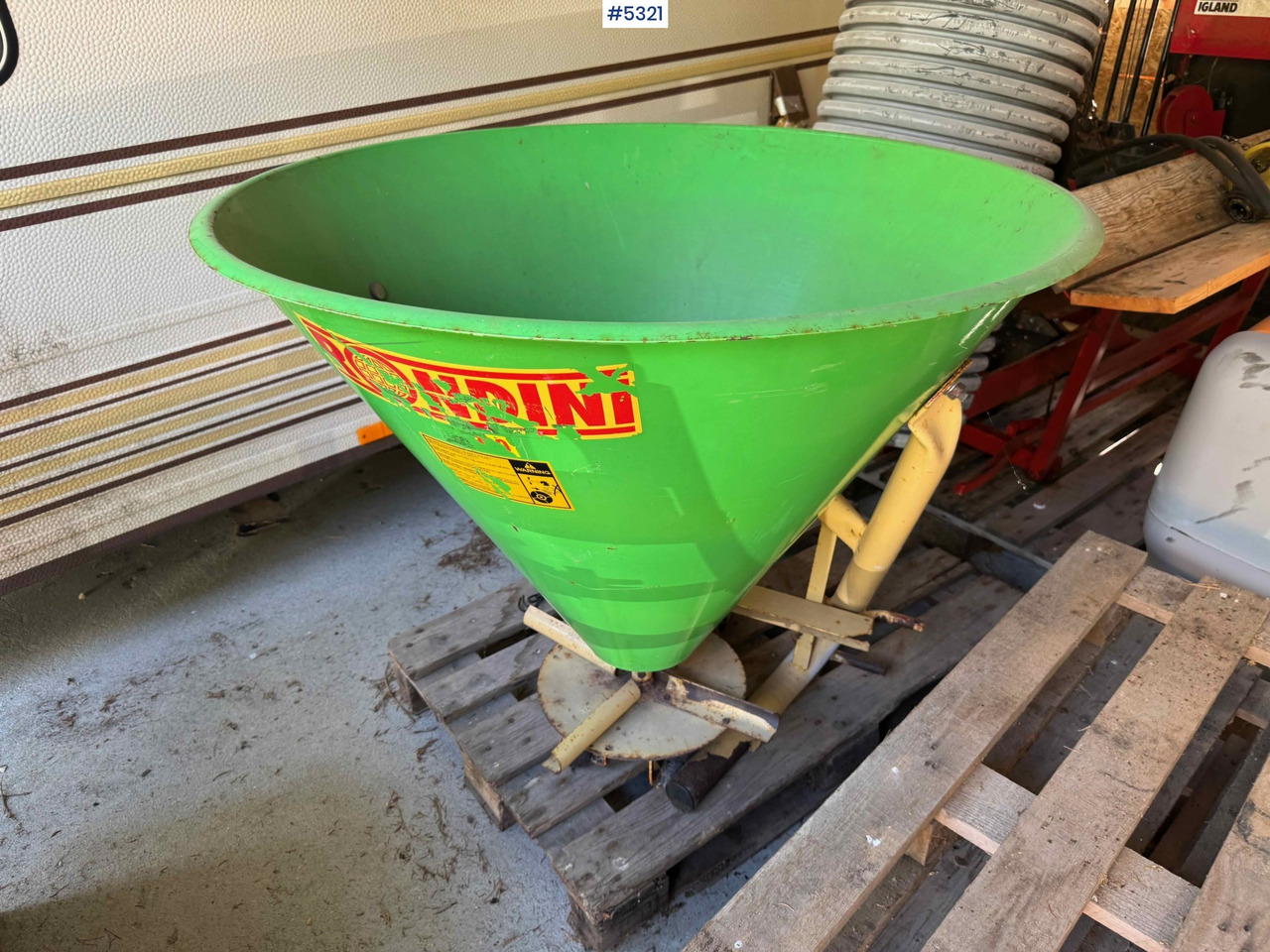 Rondini fertilizer spreader - Distributeur d'engrais: photos 1 Rondini fertilizer spreader - Distributeur d'engrais: photos 1