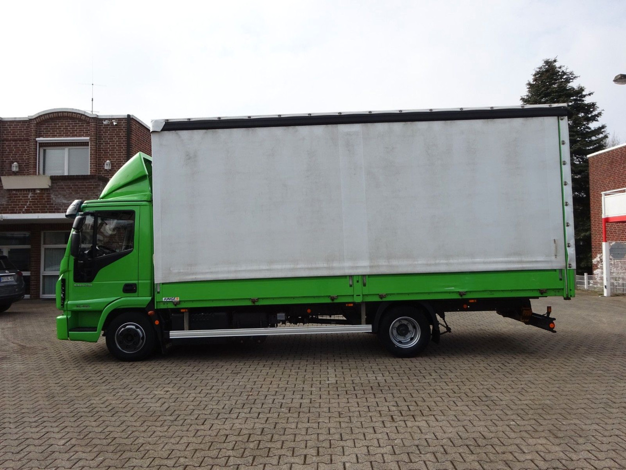Iveco 75-190 Eurocargo 4x2 - Véhicule utilitaire plateau baché: photos 3 Iveco 75-190 Eurocargo 4x2 - Véhicule utilitaire plateau baché: photos 3