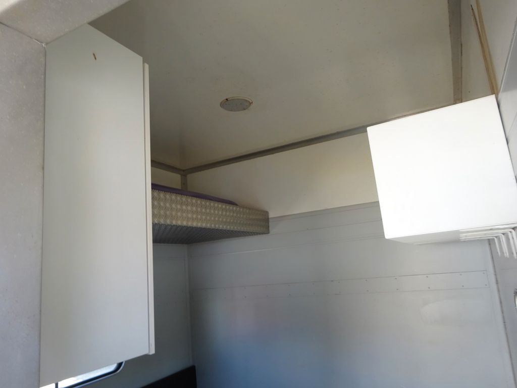 Camion fourgon MAN 8.220 Koffer mit LBW als Wohnmobil ausgebaut 4x2 MAN 8.220 Koffer mit LBW als Wohnmobil ausgebaut 4x2: photos 17 Camion fourgon MAN 8.220 Koffer mit LBW als Wohnmobil ausgebaut 4x2 MAN 8.220 Koffer mit LBW als Wohnmobil ausgebaut 4x2: photos 17