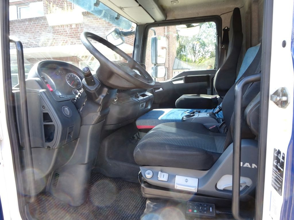 Photo d'intérieur 1: Camion fourgon MAN 8.220 Koffer mit LBW als Wohnmobil ausgebaut 4x2 MAN 8.220 Koffer mit LBW als Wohnmobil ausgebaut 4x2 Photo d'intérieur 1: Camion fourgon MAN 8.220 Koffer mit LBW als Wohnmobil ausgebaut 4x2 MAN 8.220 Koffer mit LBW als Wohnmobil ausgebaut 4x2