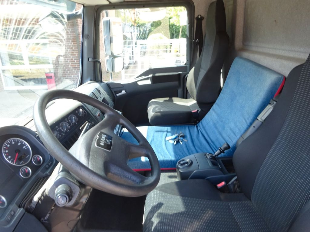 Photo d'intérieur 2: Camion fourgon MAN 8.220 Koffer mit LBW als Wohnmobil ausgebaut 4x2 MAN 8.220 Koffer mit LBW als Wohnmobil ausgebaut 4x2 Photo d'intérieur 2: Camion fourgon MAN 8.220 Koffer mit LBW als Wohnmobil ausgebaut 4x2 MAN 8.220 Koffer mit LBW als Wohnmobil ausgebaut 4x2