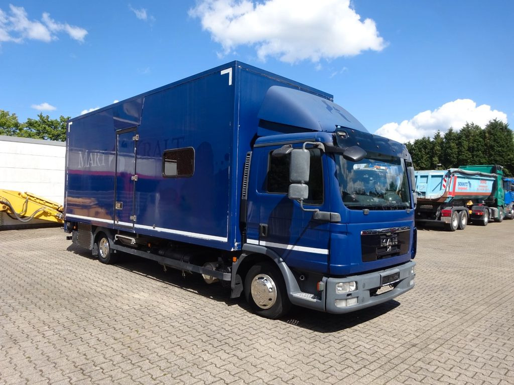 Camion fourgon MAN 8.220 Koffer mit LBW als Wohnmobil ausgebaut 4x2 MAN 8.220 Koffer mit LBW als Wohnmobil ausgebaut 4x2: photos 11 Camion fourgon MAN 8.220 Koffer mit LBW als Wohnmobil ausgebaut 4x2 MAN 8.220 Koffer mit LBW als Wohnmobil ausgebaut 4x2: photos 11