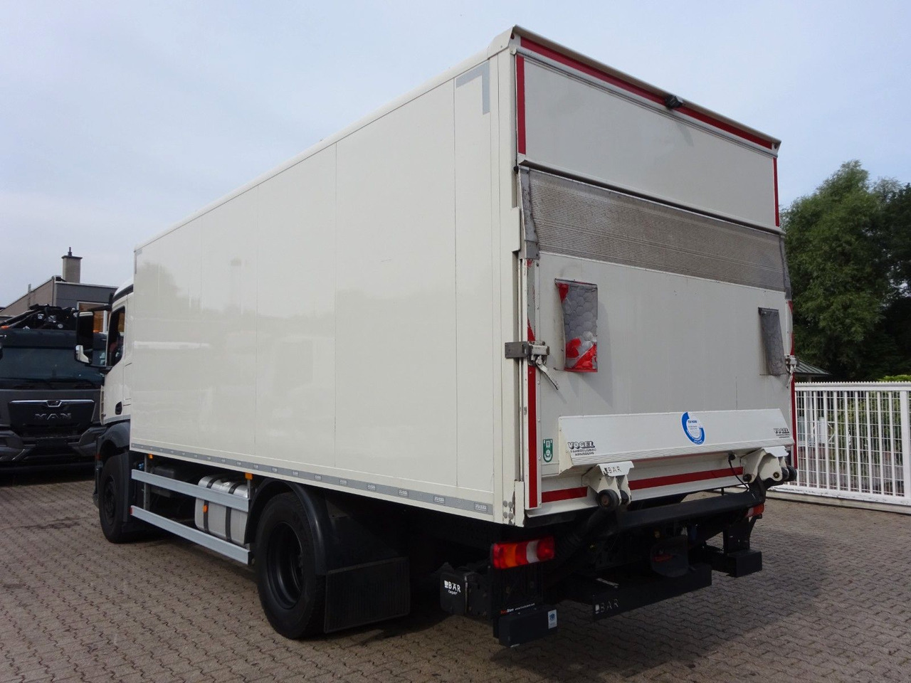 Mercedes-Benz 1842 Antos Koffer + BÄR Ladebordwand 4x2 - Camion fourgon: photos 5 Mercedes-Benz 1842 Antos Koffer + BÄR Ladebordwand 4x2 - Camion fourgon: photos 5