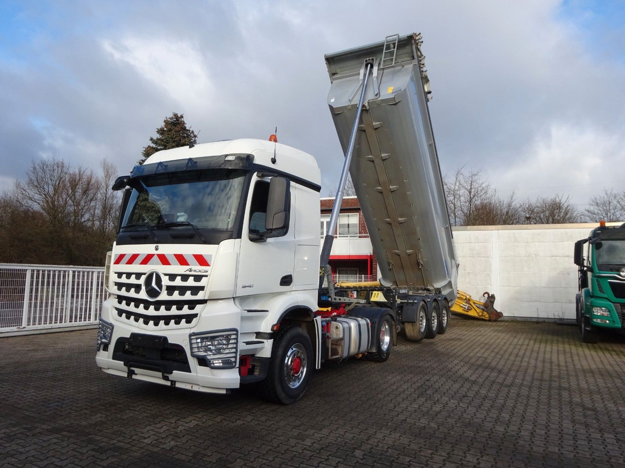 Mercedes-Benz 1840 Arocs HAD-4x4 Mercedes-Benz 1840 Arocs HAD-4x4 Allrad - Tracteur routier: photos 1 Mercedes-Benz 1840 Arocs HAD-4x4 Mercedes-Benz 1840 Arocs HAD-4x4 Allrad - Tracteur routier: photos 1