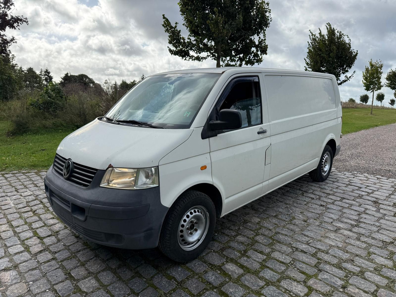 Volkswagen T5 Transporter 2.5 TDI Kasten lang *2500 € - Fourgonnette: photos 2 Volkswagen T5 Transporter 2.5 TDI Kasten lang *2500 € - Fourgonnette: photos 2