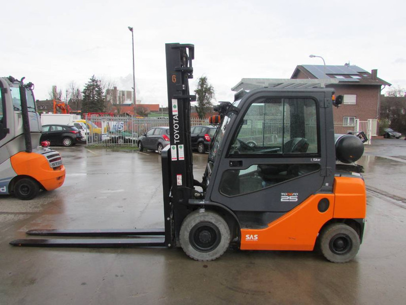 Toyota 02-8 FGF 25 Tonero 25 Gas Stapler - Chariot élévateur à gaz: photos 1 Toyota 02-8 FGF 25 Tonero 25 Gas Stapler - Chariot élévateur à gaz: photos 1