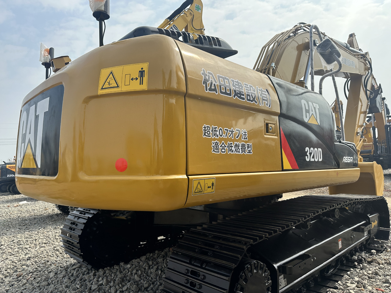 CATERPILLAR 320D2 - Pelle sur pneus: photos 3 CATERPILLAR 320D2 - Pelle sur pneus: photos 3