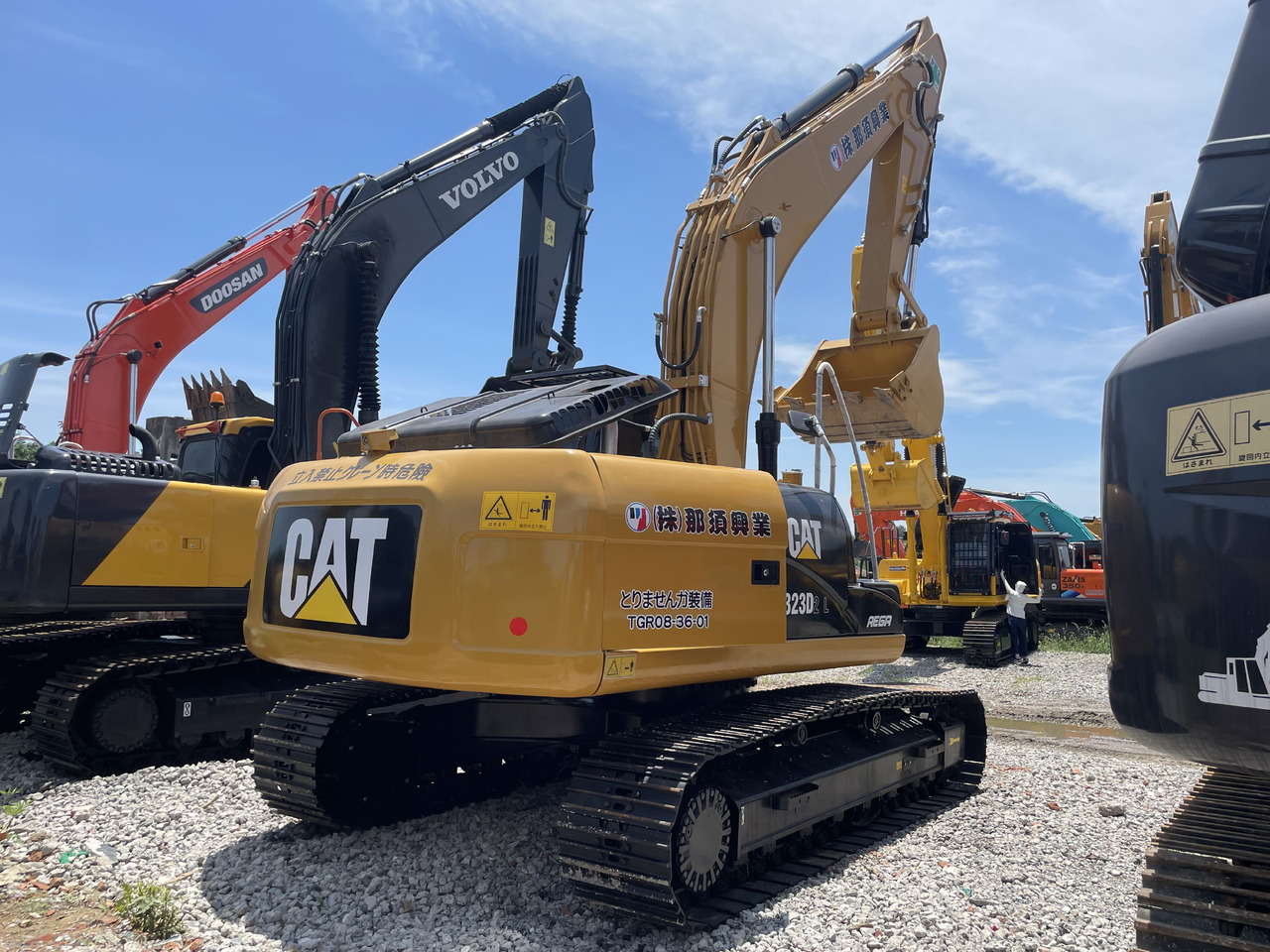 CATERPILLAR 323D2 - Pelle sur chenille: photos 3 CATERPILLAR 323D2 - Pelle sur chenille: photos 3