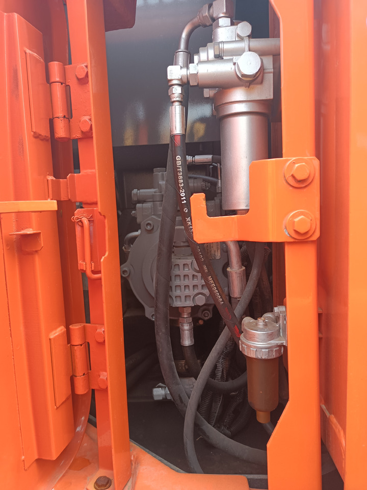 HITACHI ZX135 - Pelle sur chenille: photos 4 HITACHI ZX135 - Pelle sur chenille: photos 4