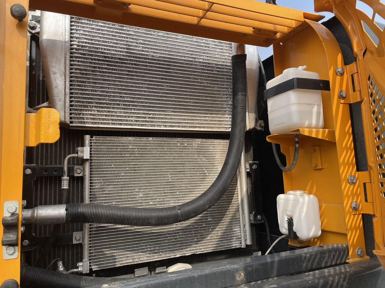 Hyundai R220LC-9S - Pelle sur chenille: photos 2 Hyundai R220LC-9S - Pelle sur chenille: photos 2