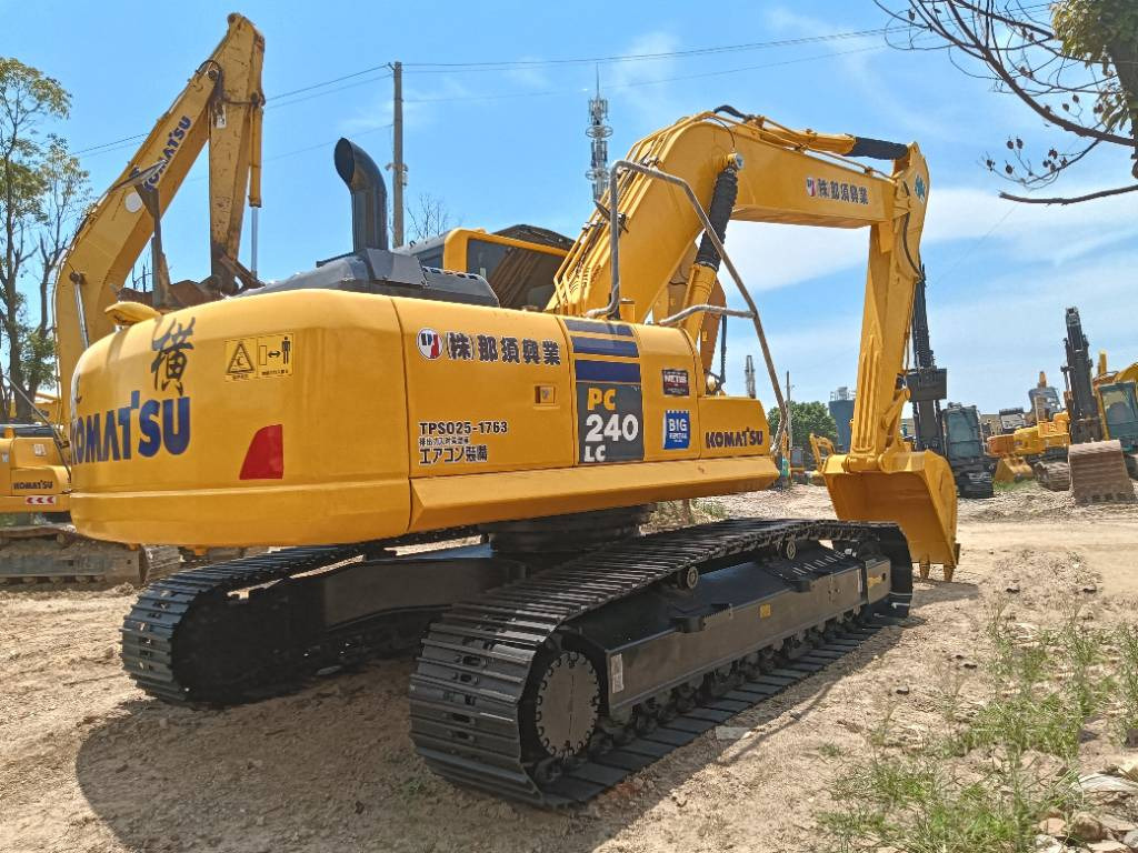 KOMATSU PC 240 - Pelle sur chenille: photos 1 KOMATSU PC 240 - Pelle sur chenille: photos 1