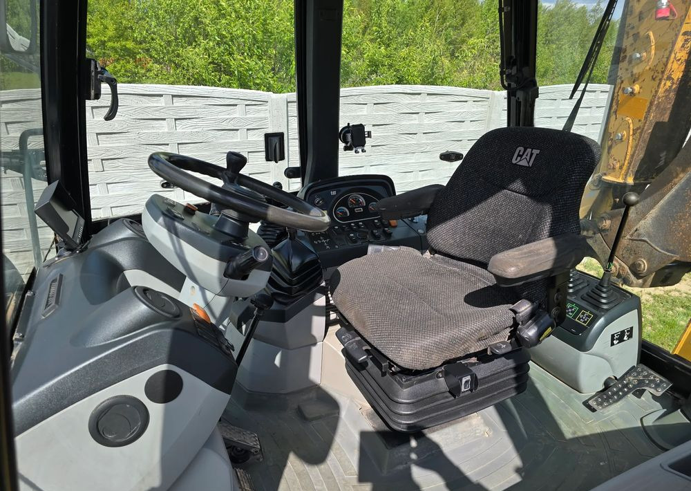 Caterpillar - Tractopelle: photos 3 Caterpillar - Tractopelle: photos 3