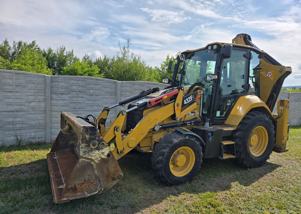 Caterpillar - Tractopelle: photos 1 Caterpillar - Tractopelle: photos 1