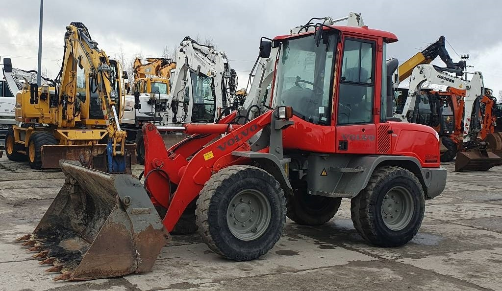 Volvo L 30 G - Chargeuse sur pneus: photos 1 Volvo L 30 G - Chargeuse sur pneus: photos 1