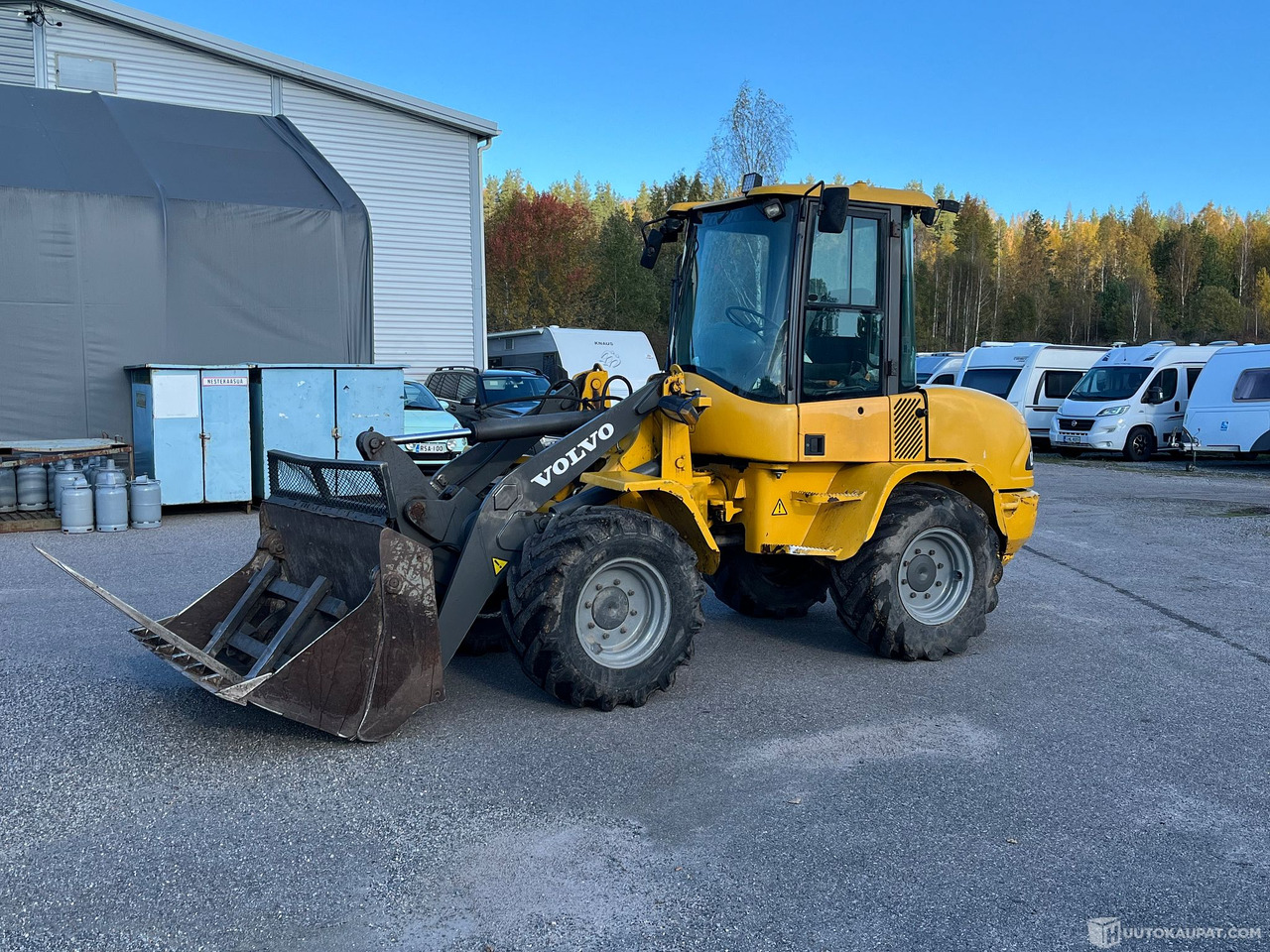 Volvo L35B Pro, pyöräkuormaaja avattavalla kauhalla ja piikeillä, 2005, Vihti - Engins de chantier: photos 1 Volvo L35B Pro, pyöräkuormaaja avattavalla kauhalla ja piikeillä, 2005, Vihti - Engins de chantier: photos 1