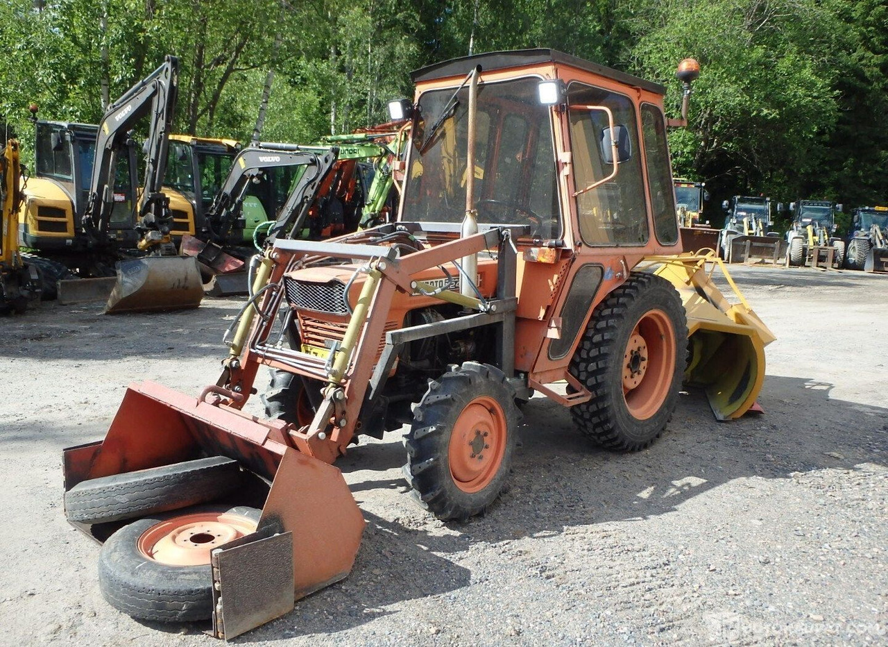 Kubota L 245 DT 4x4, 1980, 1.1 l, Diesel, 5 139 h, Forssa - Machine agricole: photos 1 Kubota L 245 DT 4x4, 1980, 1.1 l, Diesel, 5 139 h, Forssa - Machine agricole: photos 1