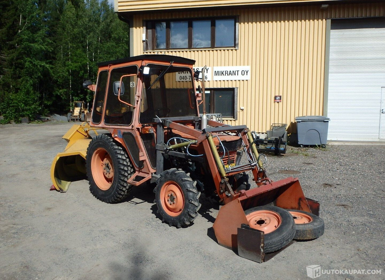 Kubota L 245 DT 4x4, 1980, 1.1 l, Diesel, 5 139 h, Forssa - Machine agricole: photos 4 Kubota L 245 DT 4x4, 1980, 1.1 l, Diesel, 5 139 h, Forssa - Machine agricole: photos 4