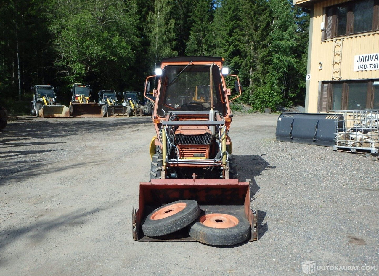 Kubota L 245 DT 4x4, 1980, 1.1 l, Diesel, 5 139 h, Forssa - Machine agricole: photos 3 Kubota L 245 DT 4x4, 1980, 1.1 l, Diesel, 5 139 h, Forssa - Machine agricole: photos 3