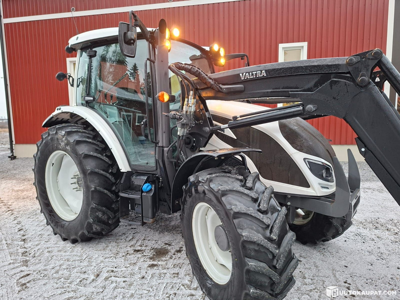 Valtra A104 with front loader, only 780 h, 2018, Kurikka - Tracteur agricole: photos 1 Valtra A104 with front loader, only 780 h, 2018, Kurikka - Tracteur agricole: photos 1