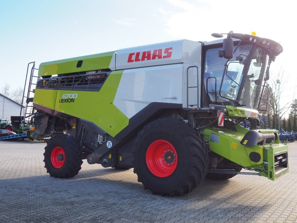 Claas Lexion 6700 + V930 - Moissonneuse-batteuse: photos 4 Claas Lexion 6700 + V930 - Moissonneuse-batteuse: photos 4