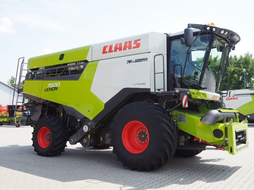 Claas Lexion 7500 + V930 - Moissonneuse-batteuse: photos 4 Claas Lexion 7500 + V930 - Moissonneuse-batteuse: photos 4