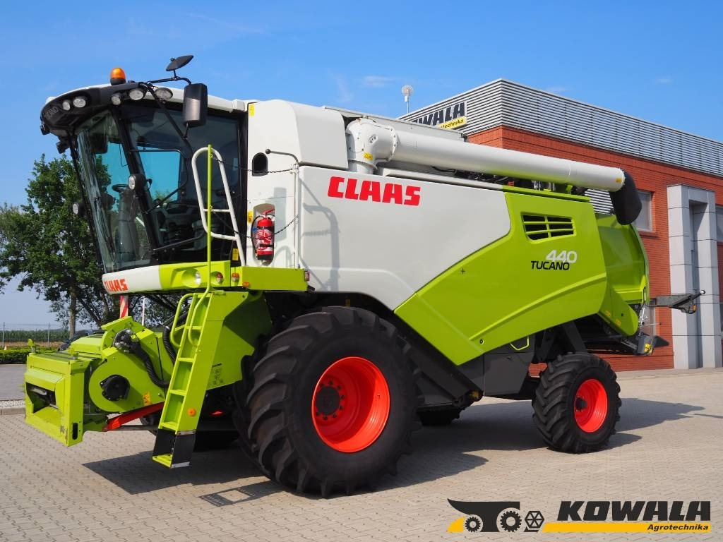 Claas Tucano 440 + V620 - Moissonneuse-batteuse: photos 1 Claas Tucano 440 + V620 - Moissonneuse-batteuse: photos 1