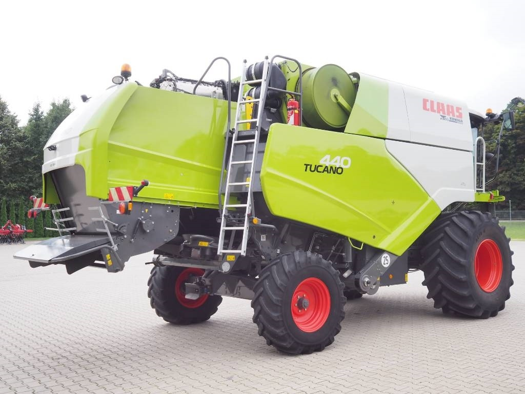 Claas Tucano 440 + V620 - Moissonneuse-batteuse: photos 3 Claas Tucano 440 + V620 - Moissonneuse-batteuse: photos 3