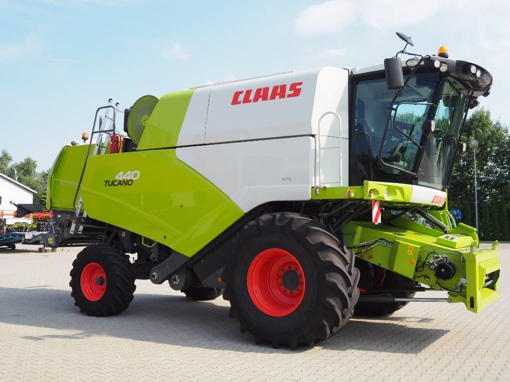 Claas Tucano 440 + V620 - Moissonneuse-batteuse: photos 4 Claas Tucano 440 + V620 - Moissonneuse-batteuse: photos 4