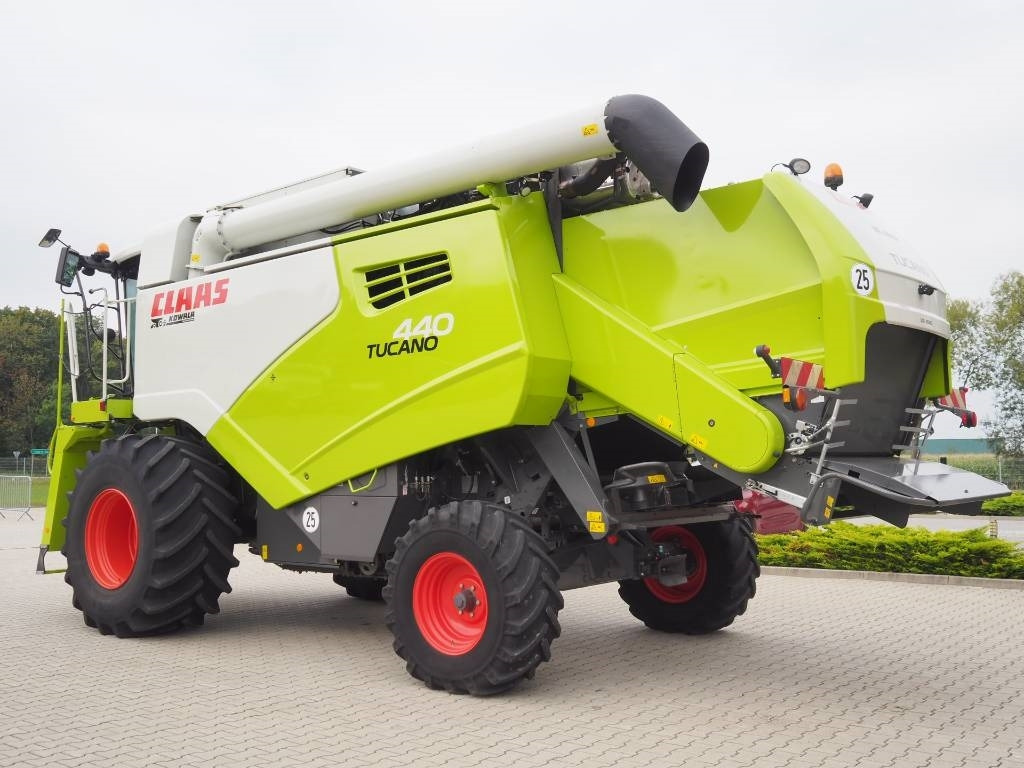 Claas Tucano 440 + V620 - Moissonneuse-batteuse: photos 2 Claas Tucano 440 + V620 - Moissonneuse-batteuse: photos 2