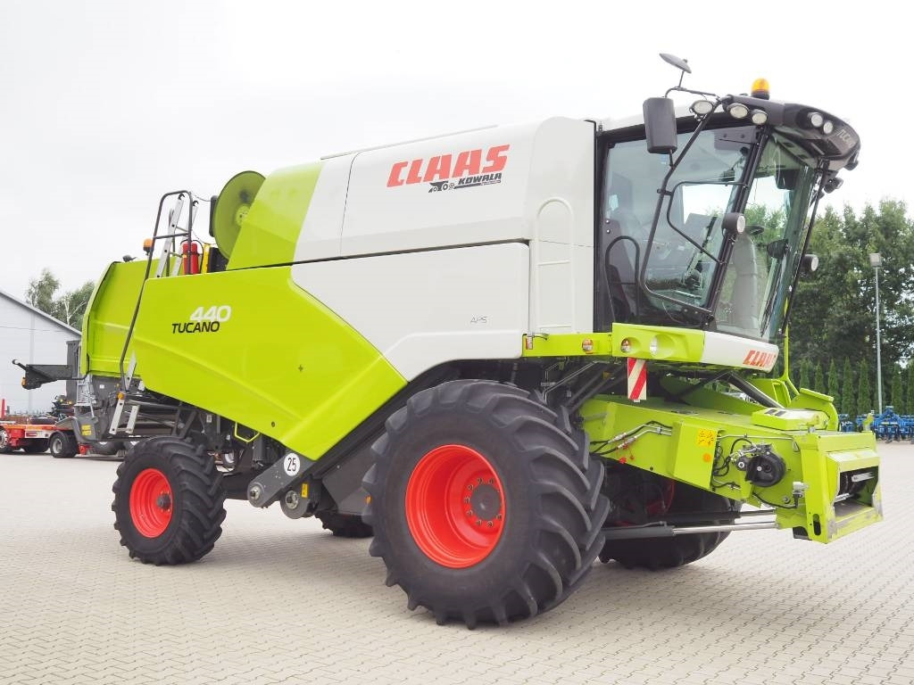 Claas Tucano 440 + V620 - Moissonneuse-batteuse: photos 4 Claas Tucano 440 + V620 - Moissonneuse-batteuse: photos 4