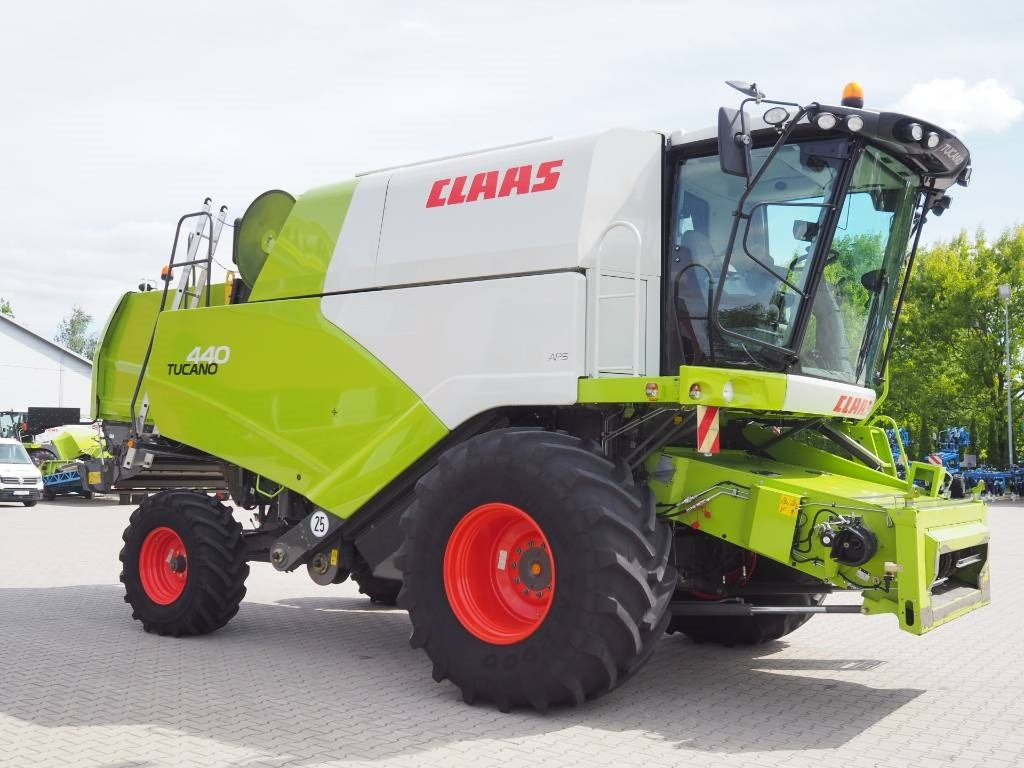 Claas Tucano 440 + V620 - Moissonneuse-batteuse: photos 4 Claas Tucano 440 + V620 - Moissonneuse-batteuse: photos 4