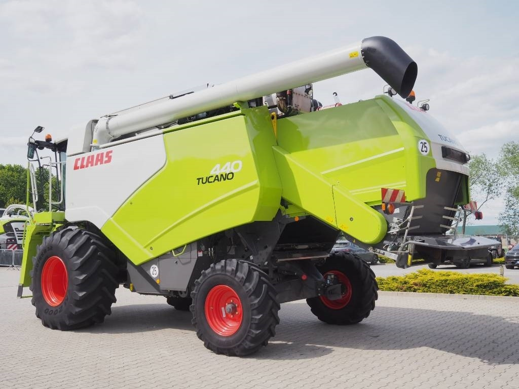 Claas Tucano 440 + V620 - Moissonneuse-batteuse: photos 2 Claas Tucano 440 + V620 - Moissonneuse-batteuse: photos 2