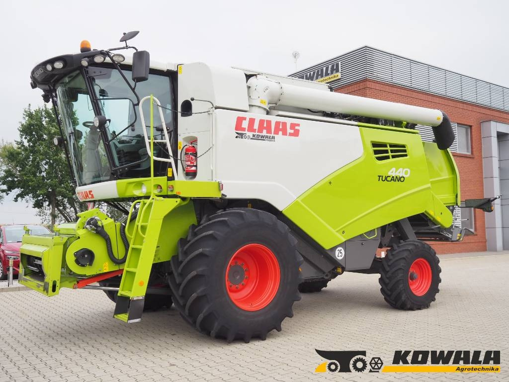 Claas Tucano 440 + V620 - Moissonneuse-batteuse: photos 1 Claas Tucano 440 + V620 - Moissonneuse-batteuse: photos 1
