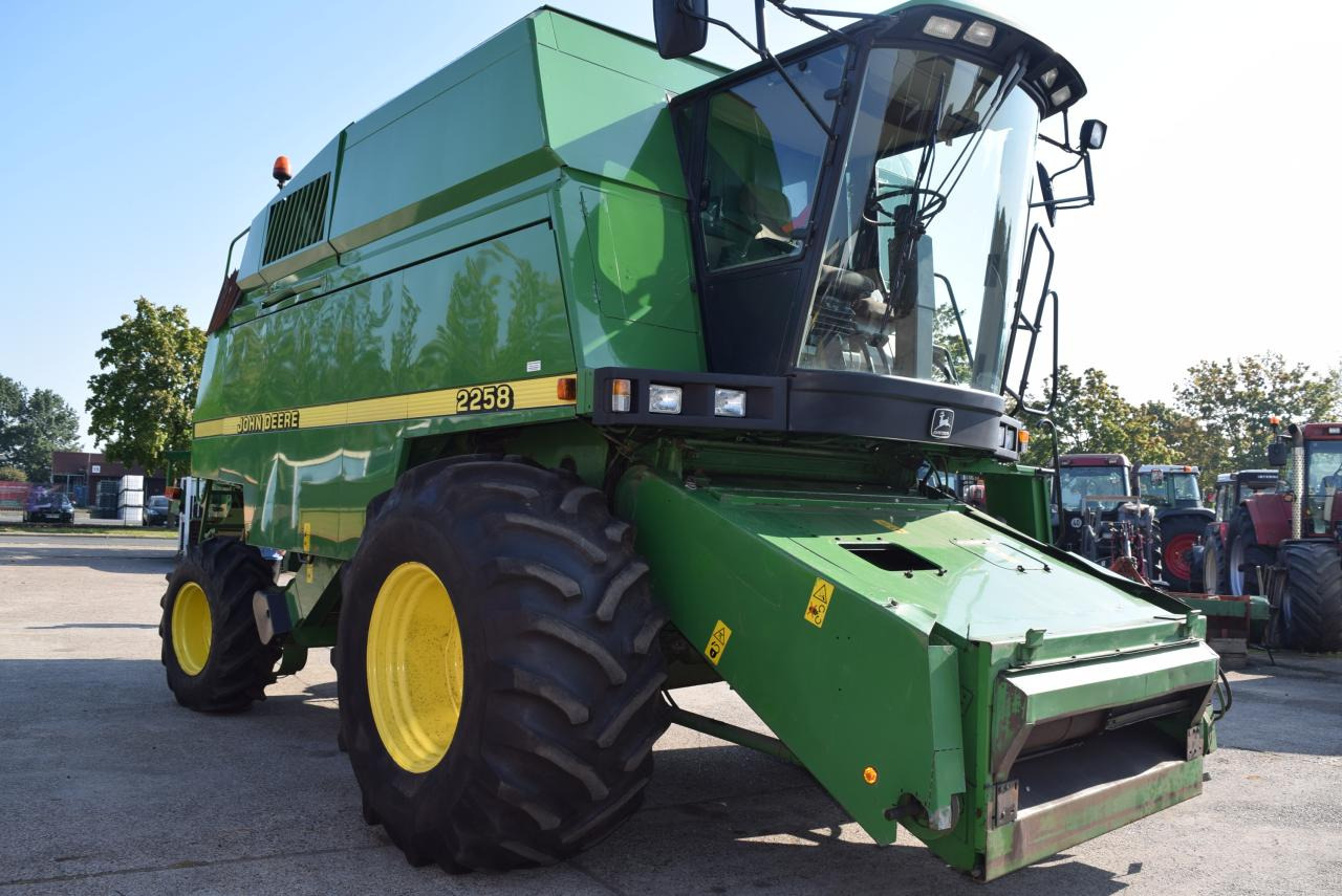 John Deere 2064 - Moissonneuse-batteuse: photos 5 John Deere 2064 - Moissonneuse-batteuse: photos 5