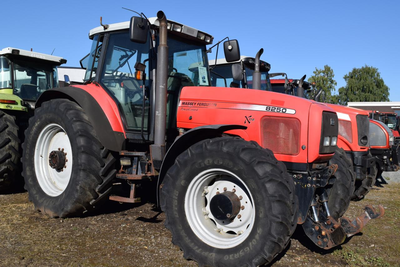 Massey Ferguson MF 8250 - Tracteur agricole: photos 1 Massey Ferguson MF 8250 - Tracteur agricole: photos 1