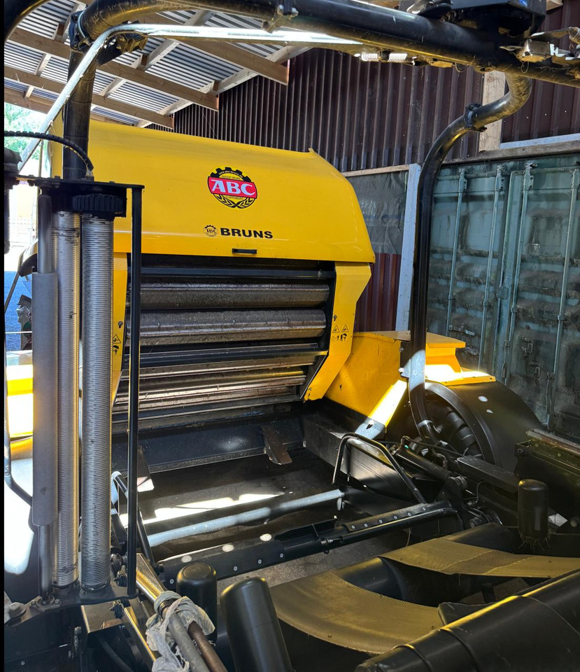 New Holland Rooll Baler 125 Combi - Presse à balles rondes: photos 4 New Holland Rooll Baler 125 Combi - Presse à balles rondes: photos 4