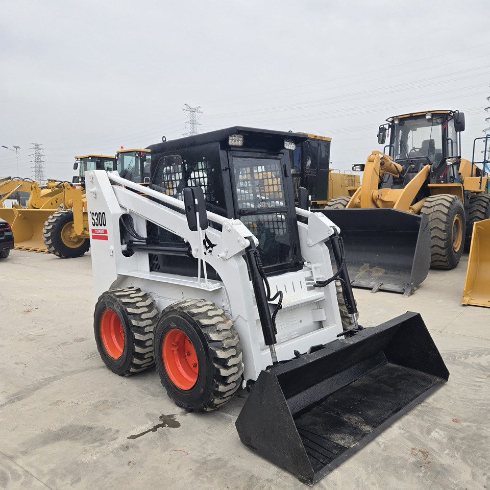 BOBCAT S300 - Mini chargeuse: photos 5 BOBCAT S300 - Mini chargeuse: photos 5