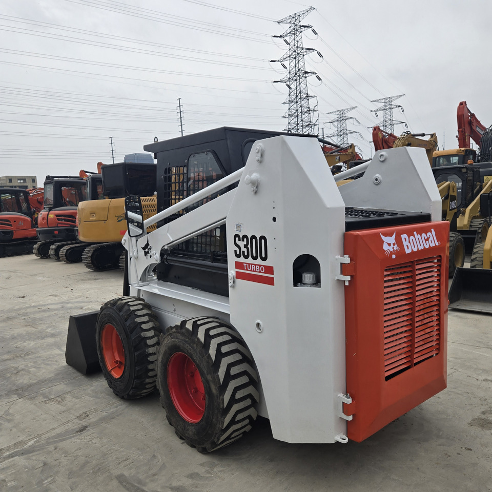 BOBCAT S300 - Mini chargeuse: photos 2 BOBCAT S300 - Mini chargeuse: photos 2