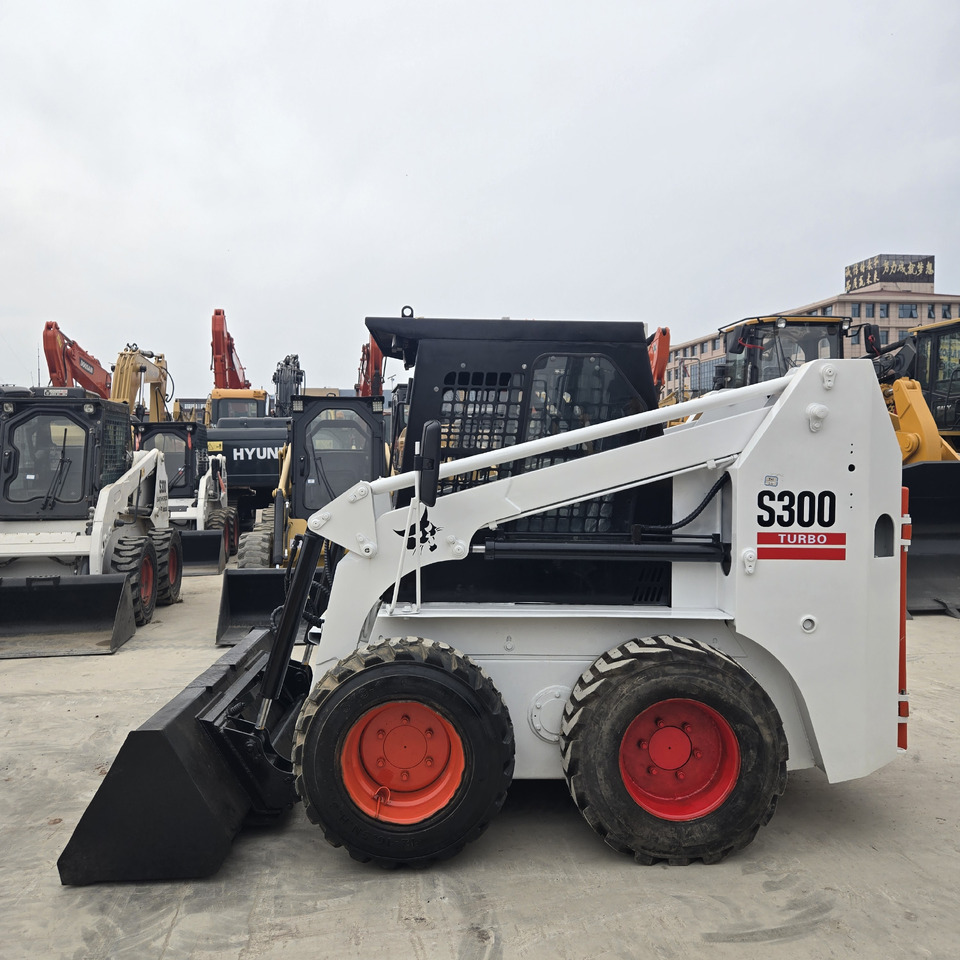 BOBCAT S300 - Mini chargeuse: photos 1 BOBCAT S300 - Mini chargeuse: photos 1