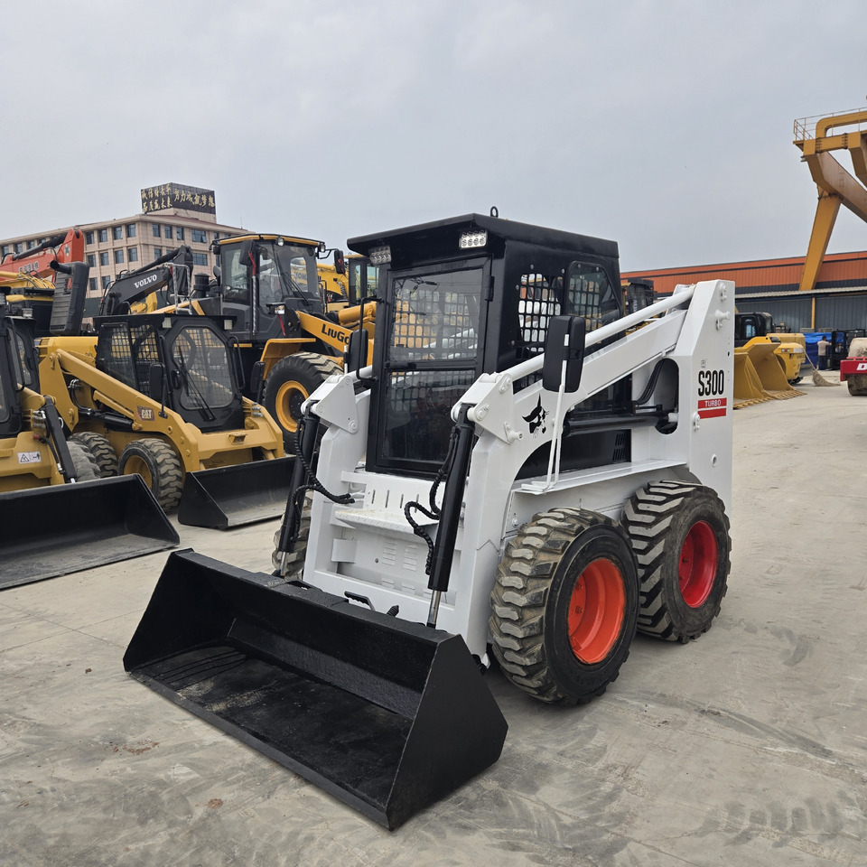BOBCAT S300 - Mini chargeuse: photos 3 BOBCAT S300 - Mini chargeuse: photos 3