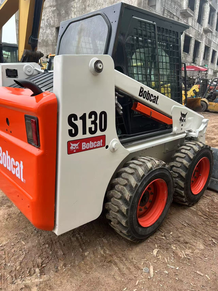 Bobcat S130 - Mini chargeuse: photos 1 Bobcat S130 - Mini chargeuse: photos 1