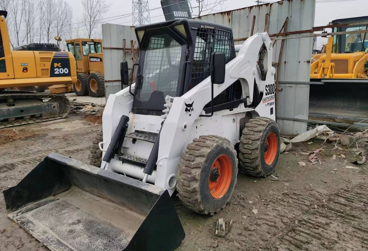 Bobcat S300 - Mini chargeuse: photos 1 Bobcat S300 - Mini chargeuse: photos 1