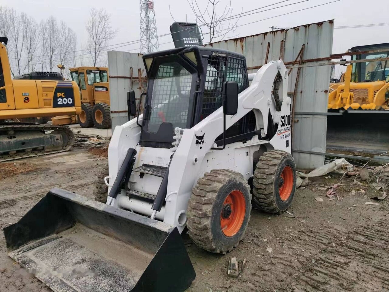 Bobcat S300 - Mini chargeuse: photos 1 Bobcat S300 - Mini chargeuse: photos 1