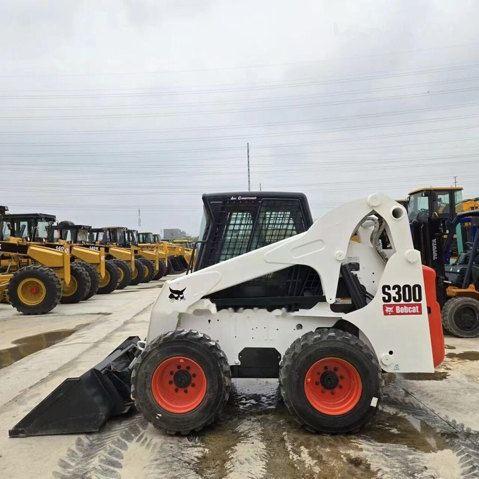 Bobcat S300 - Mini chargeuse: photos 1 Bobcat S300 - Mini chargeuse: photos 1