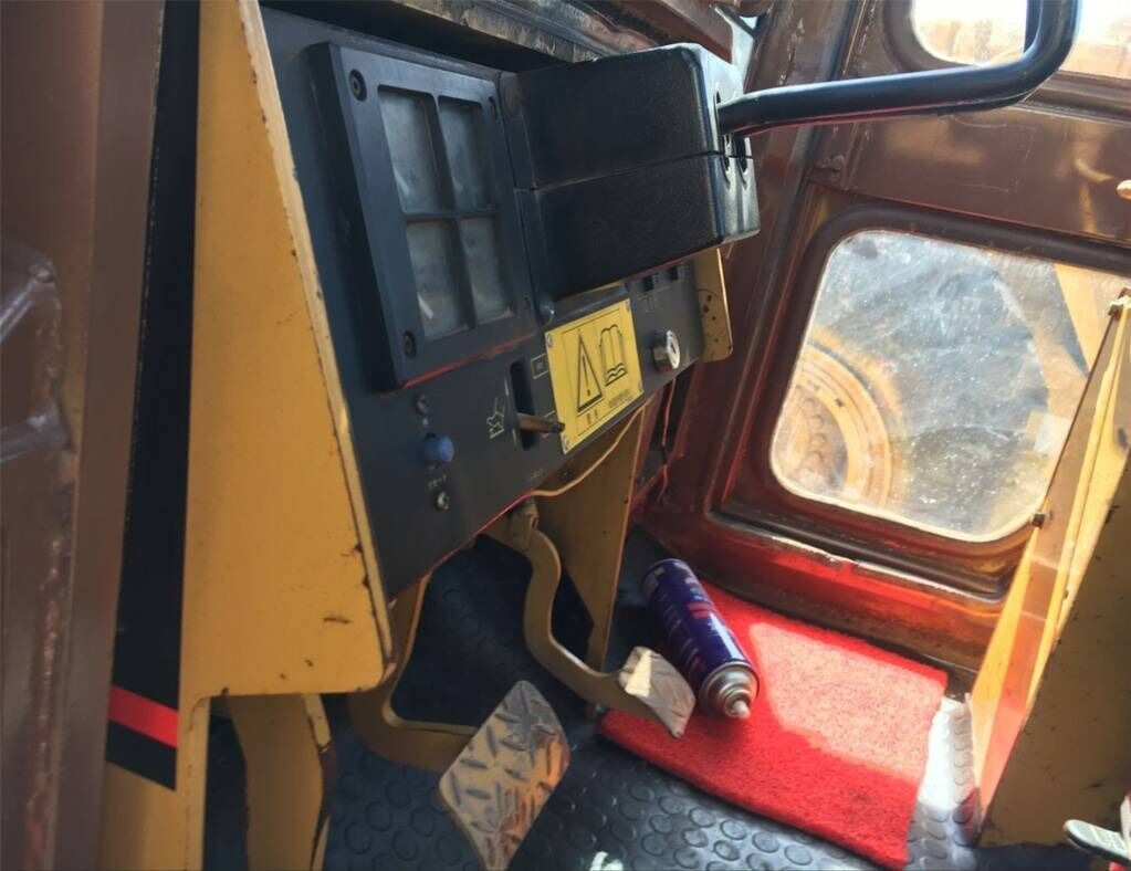 Caterpillar D4C - Bulldozer: photos 5 Caterpillar D4C - Bulldozer: photos 5